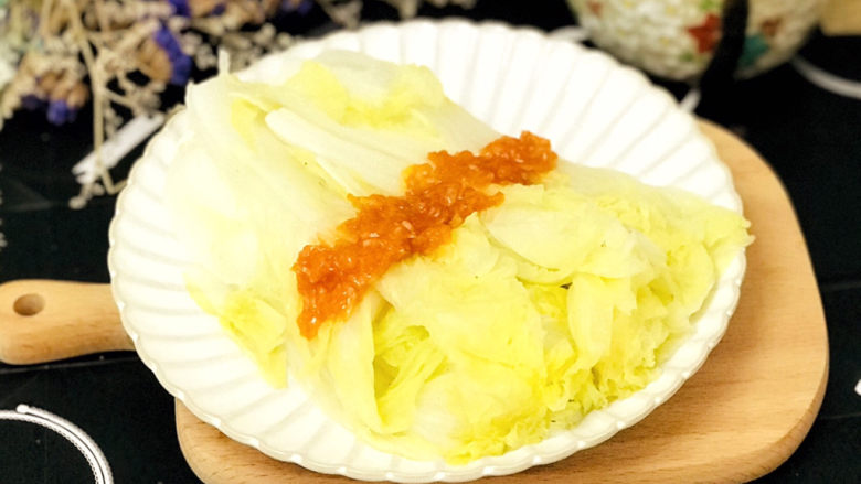 蒜蓉娃娃菜,舀一勺,淋在娃娃菜上