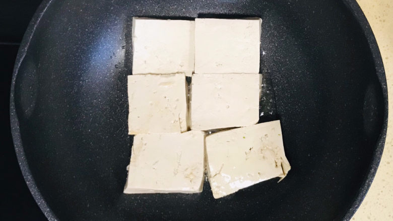娃娃菜炖豆腐,转小火,慢火煎至金黄色