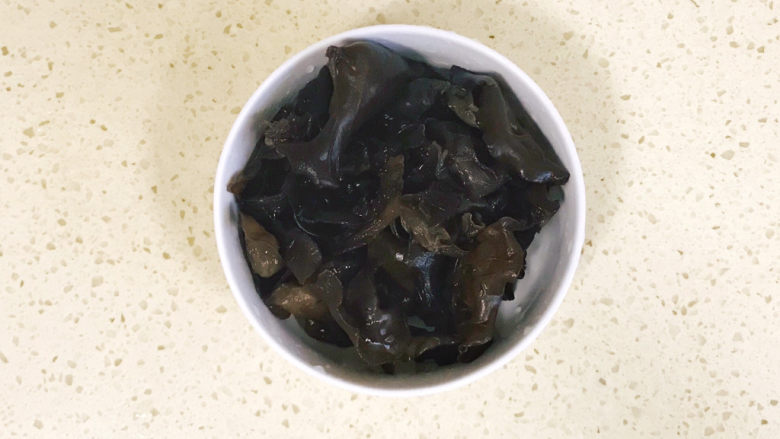 娃娃菜炖豆腐,木耳提前半小时泡发,洗净,撕碎
