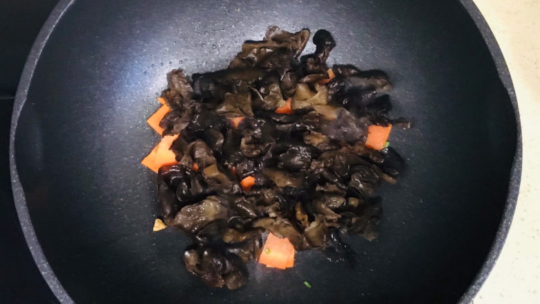 娃娃菜炖豆腐,加入<a style='color:red;display:inline-block;' href='/shicai/ 136'>黑木耳</a>,翻炒均匀