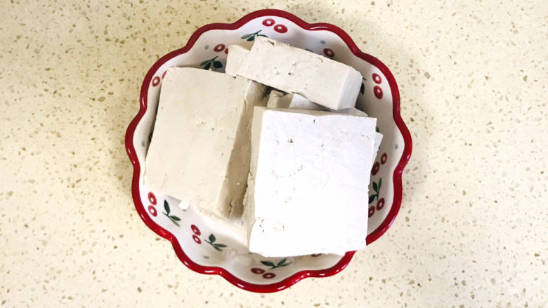 娃娃菜炖豆腐,先来处理一下<a style='color:red;display:inline-block;' href='/shicai/ 4986'>老豆腐</a>,用清水冲洗干净,切成豆腐块