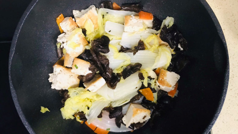 娃娃菜炖豆腐,边翻炒,边用铲子打散豆腐
