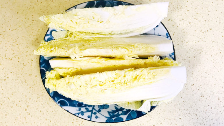 娃娃菜炖豆腐,<a style='color:red;display:inline-block;' href='/shicai/ 140'>娃娃菜</a>洗净,控干水分,一切为四