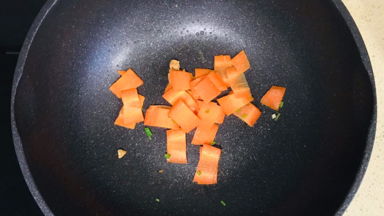 娃娃菜炖豆腐,锅里继续加少许油,投入胡萝卜片