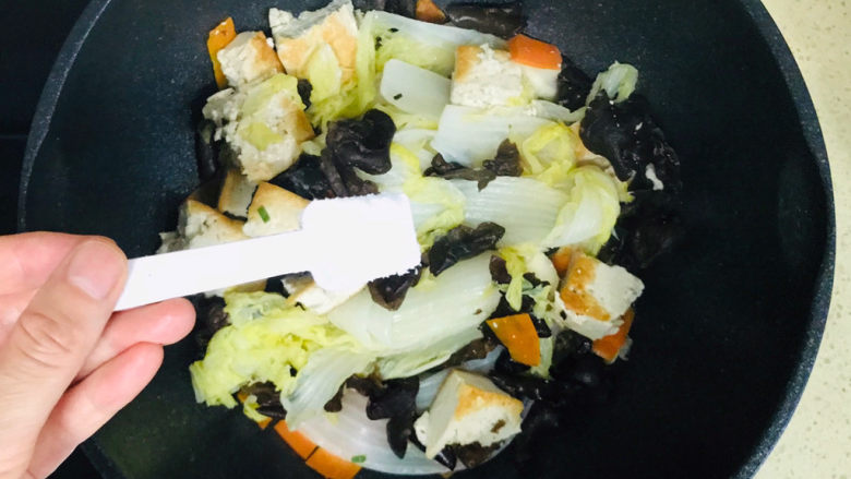 娃娃菜炖豆腐,炒至八成熟时,撒上盐提味