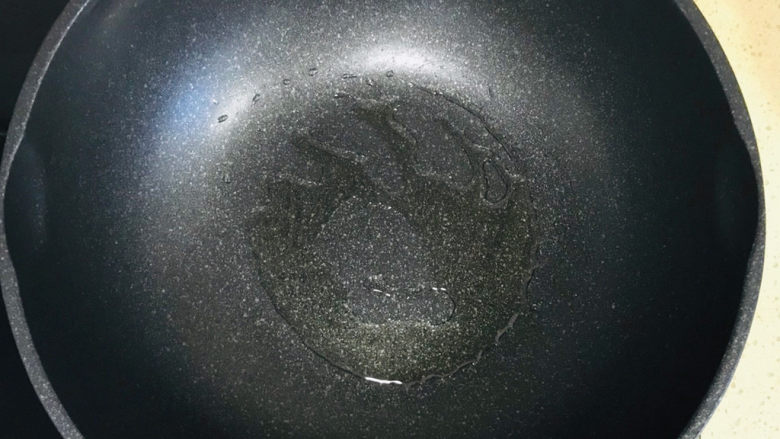 娃娃菜炖豆腐,不粘锅淋上<a style='color:red;display:inline-block;' href='/shicai/ 851'>橄榄油</a>,烧热