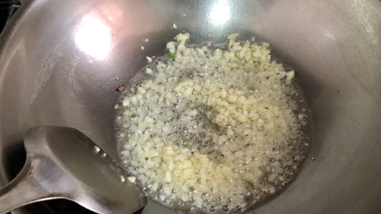 蒜蓉娃娃菜➕蒜蓉粉丝蒸娃娃菜,热锅后放入适量食用油,油可以多一点,加入蒜蓉,小火煸淡金黄