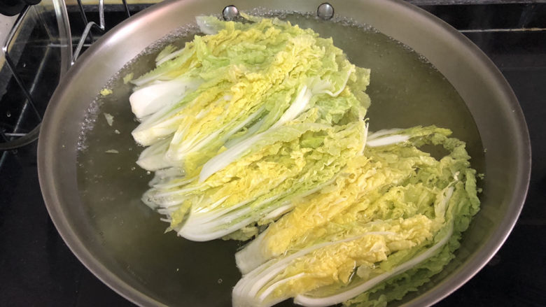 蒜蓉娃娃菜➕蒜蓉粉丝蒸娃娃菜,坐锅烧水,水开下娃娃菜