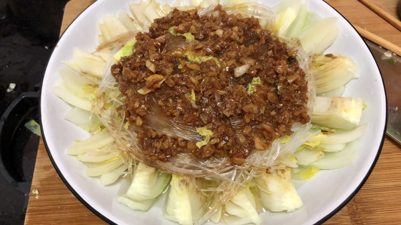 蒜蓉娃娃菜➕蒜蓉粉丝蒸娃娃菜,把蒜蓉调味汁浇在娃娃菜粉丝上,如果怕娃娃菜淡,可以在娃娃菜上再淋上少许蒸鱼豉油