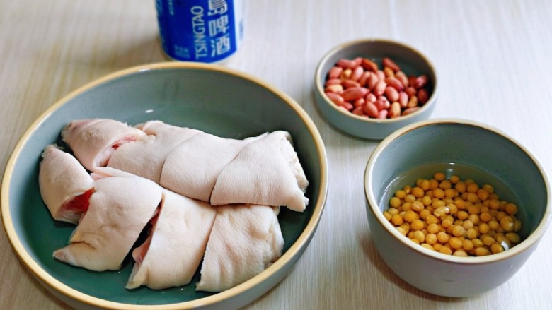 啤酒炖猪蹄,准备食材,<a style='color:red;display:inline-block;' href='/shicai/ 3603'>黄豆</a>提前泡上,至少6小时。