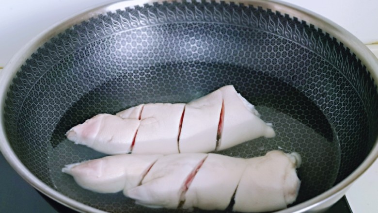 啤酒炖猪蹄,猪脚焯水,冷水下锅,大火烧开,煮2-3分钟捞出,用温水冲洗干净。