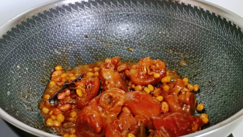 啤酒炖猪蹄,觉得猪蹄与黄豆都可以了,加入<a style='color:red;display:inline-block;' href='/shicai/ 664'>花生</a>米,大火收汤即可。