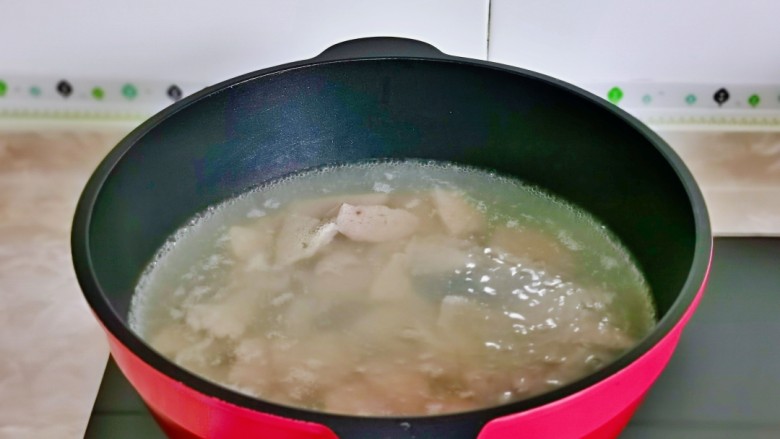 青椒炒猪肝,猪肝焯水,锅中水烧开后处理好的下猪肝,再次烧开捞出冲冷水,淋干水分备用。