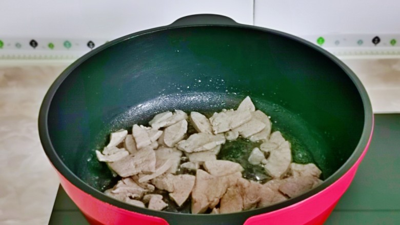 青椒炒猪肝,起油锅,加入切好的蒜末煸炒,再加入猪肝。