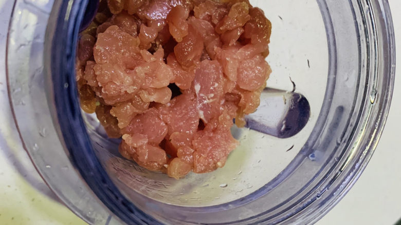 宝宝香肠,里脊切小块,放入搅拌杯