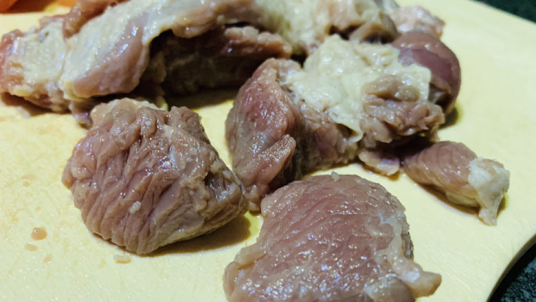 番茄牛腩煲,<a style='color:red;display:inline-block;' href='/shicai/ 218'>牛腩</a>洗净,切块