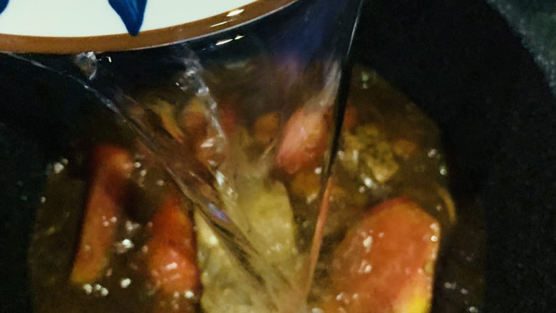 番茄牛腩煲,翻炒均匀调料,加入清水