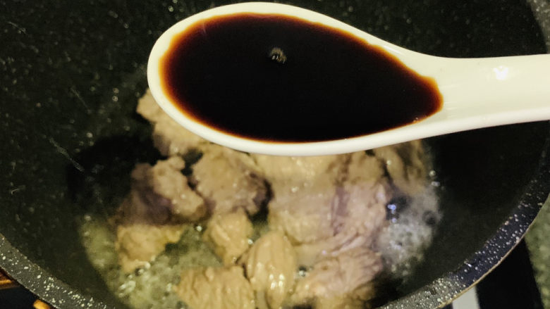 番茄牛腩煲,翻炒变色,加<a style='color:red;display:inline-block;' href='/shicai/ 692'>酱油</a>