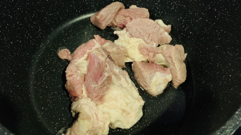 番茄牛腩煲,锅里加食用油,倒入牛腩