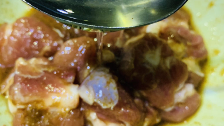 孜然排骨,加食用油,搅拌均匀