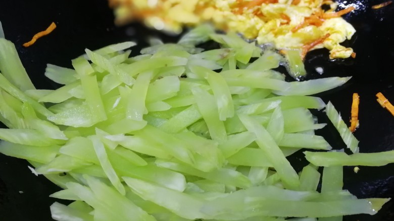 莴笋炒鸡蛋,放入莴笋,急火炒香。