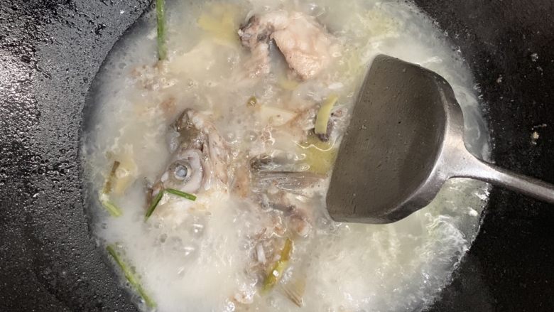 百香果水煮鱼(向往的生活同款),盖盖子煮3分钟,看到鱼汤浓白就可以了。