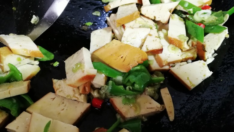 香干炒青椒,翻炒均匀,炒匀