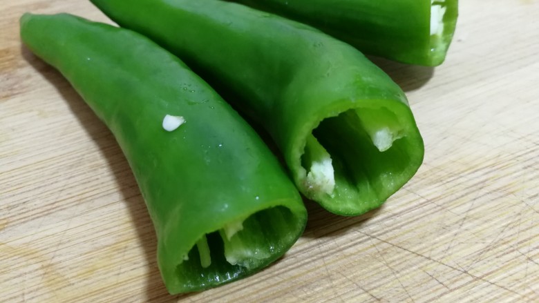 香干炒青椒,青椒内的籽取去干净,切去根部,用手来回的捏,籽便会掉下来了