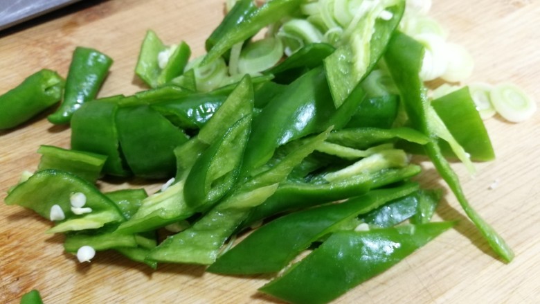 香干炒青椒,切<a style='color:red;display:inline-block;' href='/shicai/ 3250'>葱</a>花,青椒切成棱型块儿。