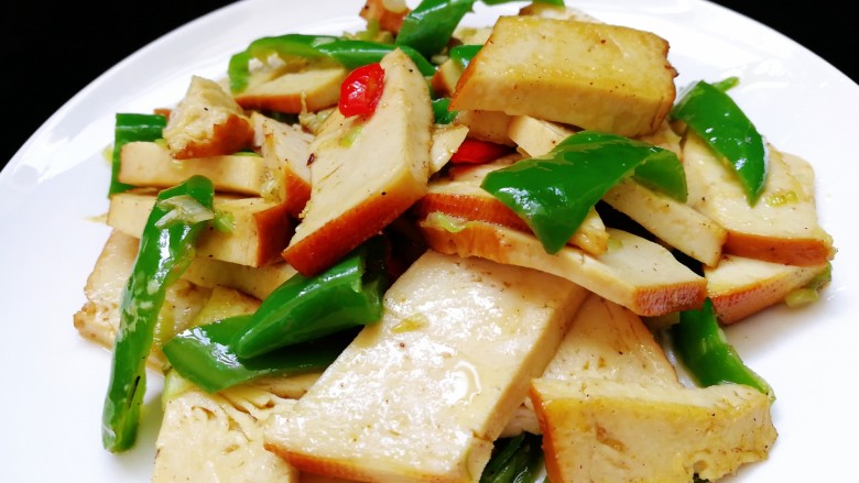 香干炒青椒,出锅装盘,微辣鲜香。