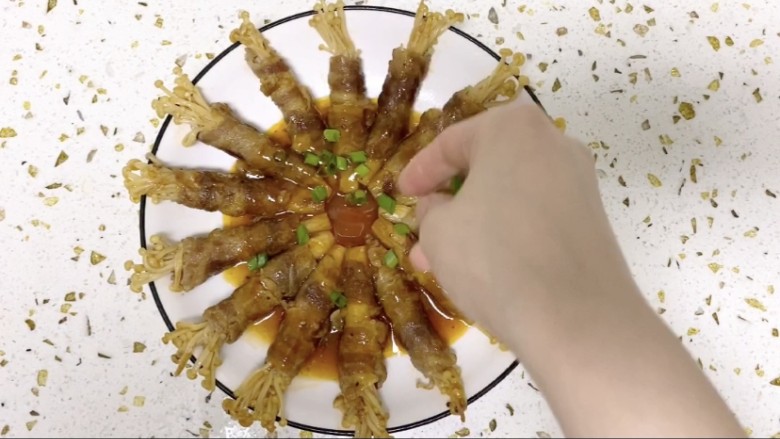 金针菇肥牛卷,撒点葱花点缀,一盘做作的金针菇肥牛卷就做好了