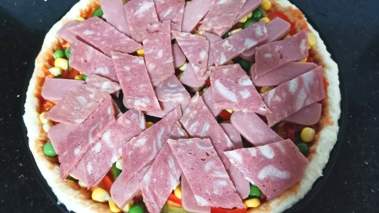 培根火腿披萨,铺上培根,香肠