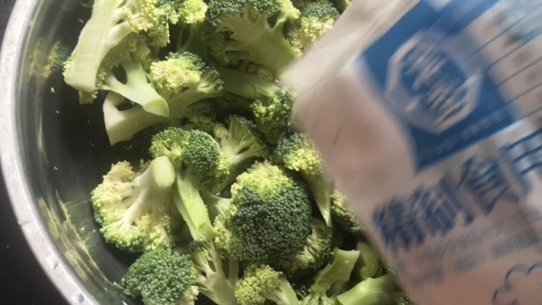 凉拌西兰花（减脂）,洗干净后加少许盐