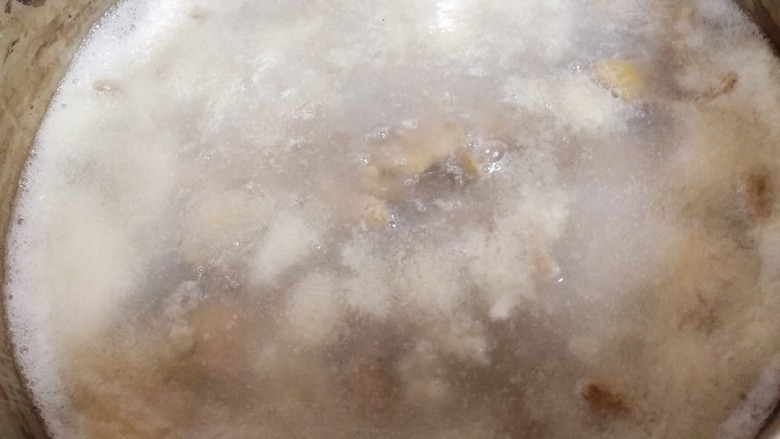 青椒炒猪肝,水开放入猪肝,焯1分钟。