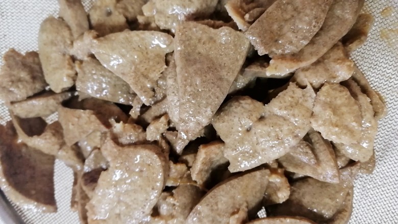 青椒炒猪肝,温水洗净,控干水。