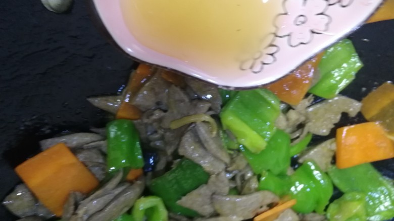 青椒炒猪肝,淋上水淀粉,急火翻炒即可。