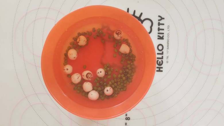 莲子绿豆浆,3、将莲子和绿豆浸泡1小时。其实可以不用浸泡的,这款轻食杯干湿豆都可以打出细腻的豆浆!