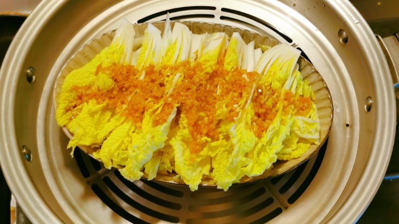 蒜蓉娃娃菜,放入蒸锅,水烧开后蒸12分钟