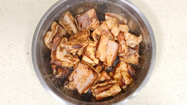 孜然排骨,搅拌均匀,盖上保鲜膜,送进冰箱冷藏,时间允许可以冷藏24小时,时间不够,起码也要腌制两个小时