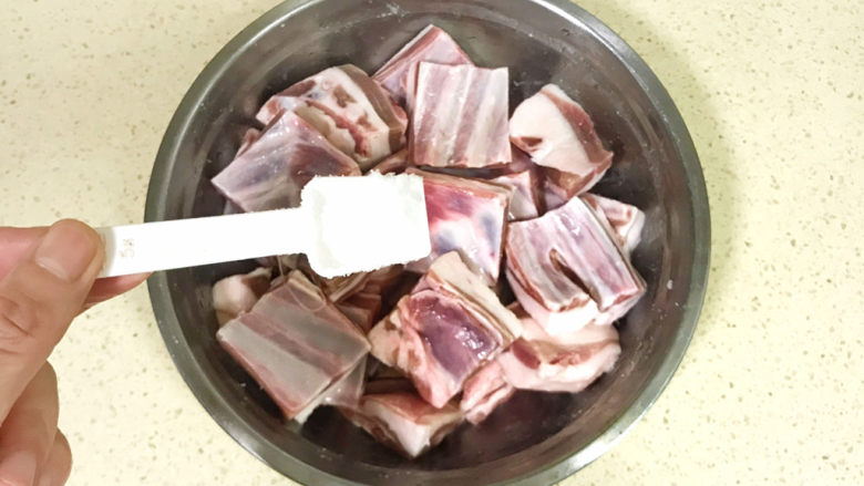 小米蒸排骨,开始加调味料,腌制排骨,加盐