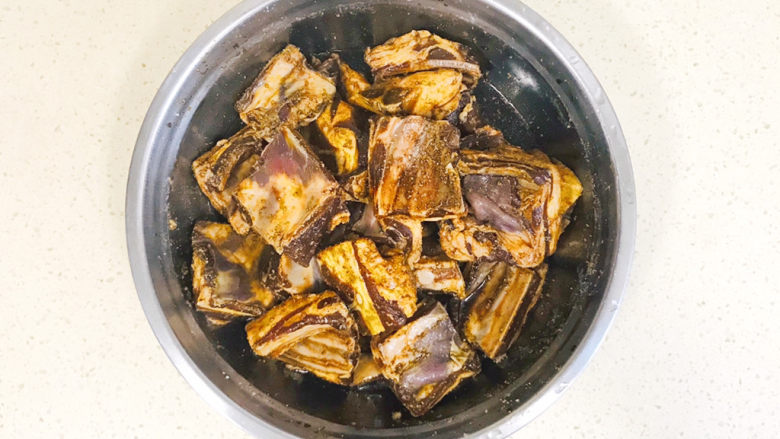 小米蒸排骨,这是腌制了24小时后的样子,非常入味