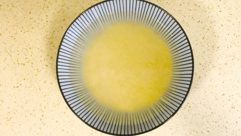 小米蒸排骨,开始准备<a style='color:red;display:inline-block;' href='/shicai/ 493'>小米</a>,淘洗干净后,加入两倍的清水浸泡最少两小时,我是早上泡上,晚上回家做的,也就是浸泡了十个小时左右