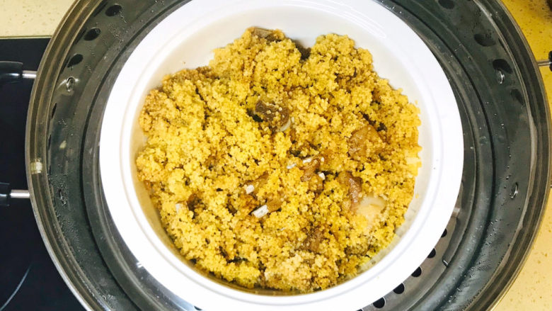 小米蒸排骨,大火烧开锅后,继续蒸40分钟左右,用筷子插一下,轻松插进排骨里,就是熟透了