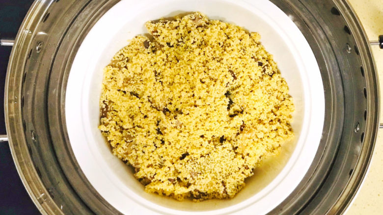 小米蒸排骨,移至锅里,镉水蒸