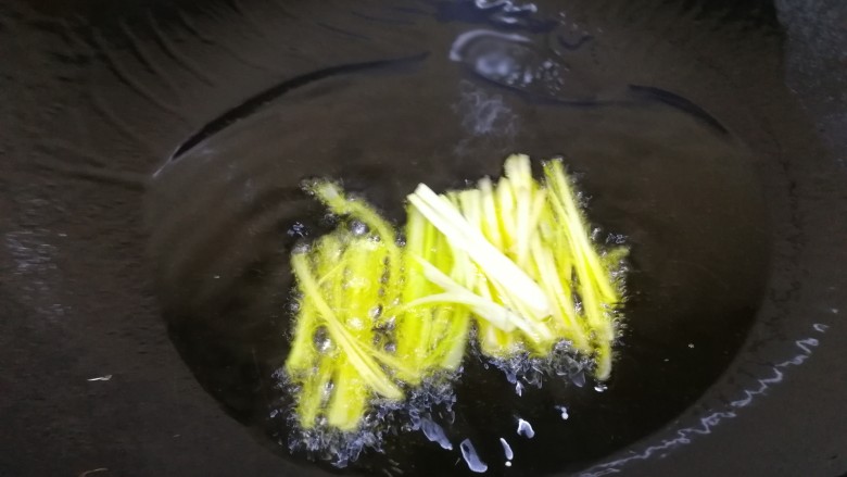 清炒萝卜丝,热锅倒入适量油,油微热放入葱姜丝,炒出香味。