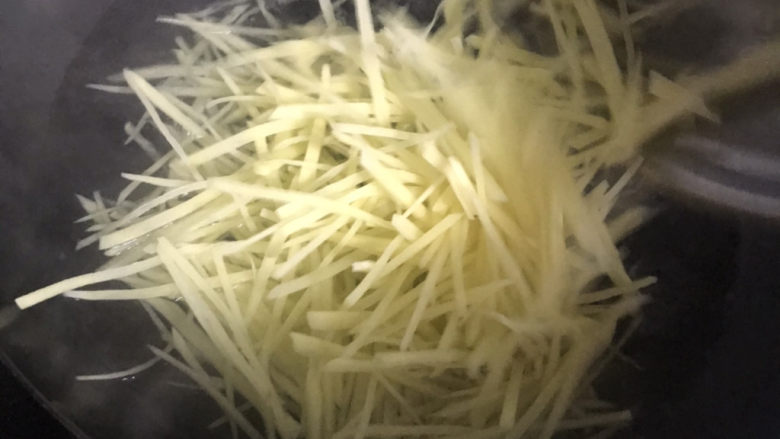凉拌土豆丝,起锅烧水,水开下入土豆丝焯水30秒捞出过冷水后沥干水份