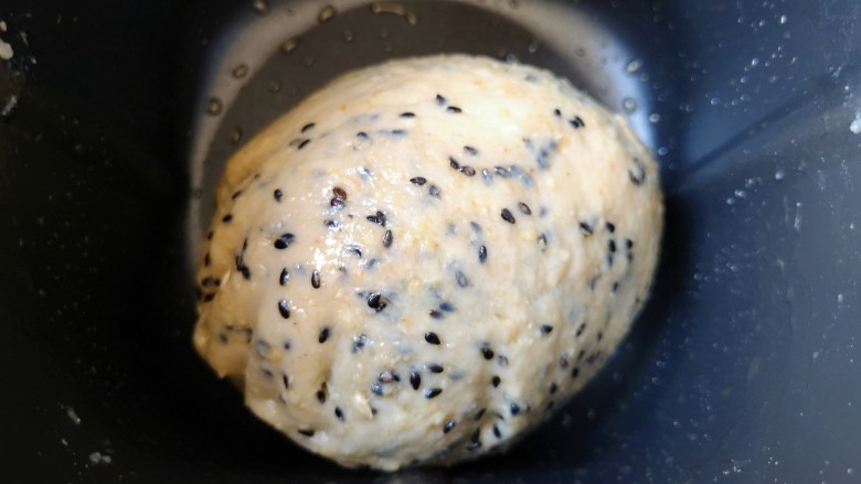 麦片芝麻小餐包,第二次15分钟和面程序结束以后,面团不用取出,直接放在面包机里面常温发酵至两倍大。