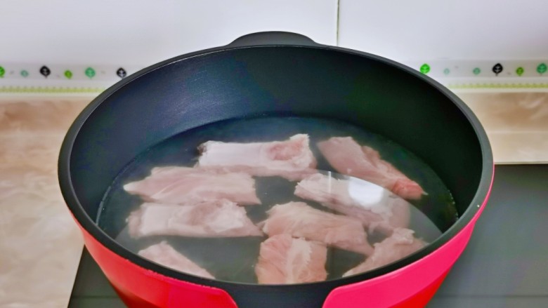 孜然排骨,泡好后焯水,肋排冷水下锅,大火烧开煮2分钟,捞出反复冲洗,将排骨上的杂质冲洗干净。