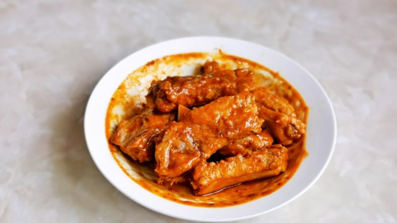 孜然排骨,戴上食品手套,抓拌均匀,腌制30分钟。