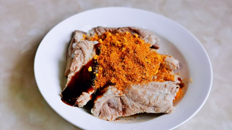 孜然排骨,最后加入烧烤调味料。